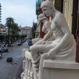 ...ci ritroviamo su uno scenografico balcone protetto ai lati dalle due splendide statue di Adamo ed Eva